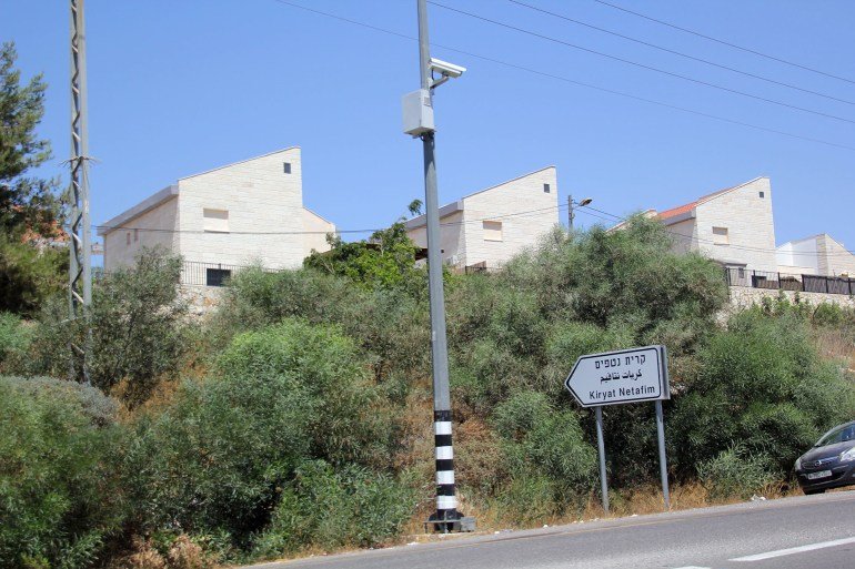 Atef Douglas - One side of the old building of the Kiryat Netafim settlement - The price of a house here has reached one and a half million shekels - approximately 420 thousand US dollars - West Bank - Salfit - west of the settlement of Kiryat Netafim, on citizen lands, west of Medina