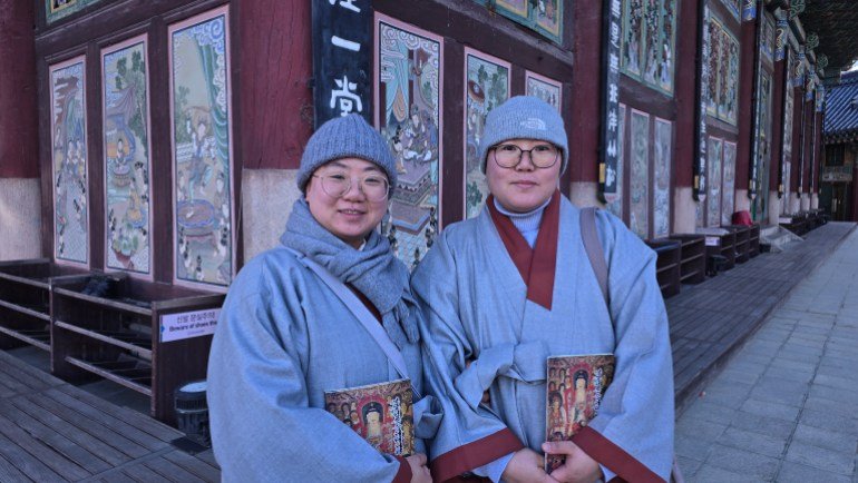 Pubchin nun (left) said that she had studied Buddhism for 7 years before she decided to become a nun