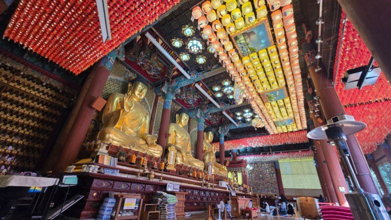 The main room of the Buddha in the temple of Gogisa in the soul