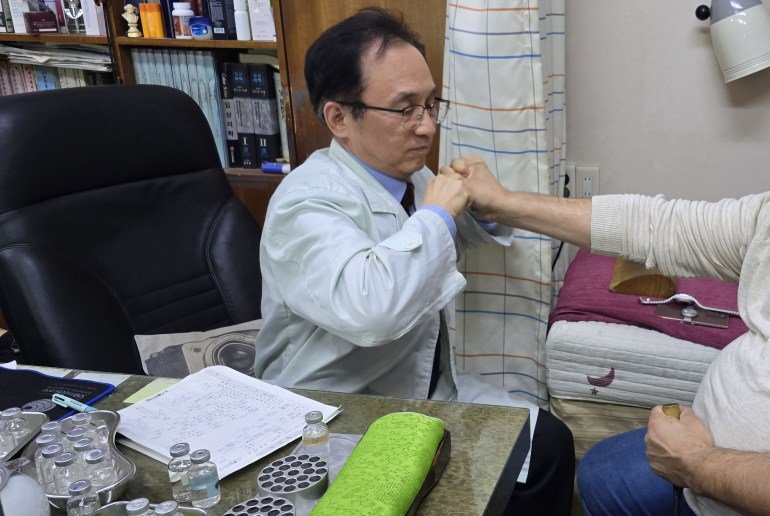 Doctor Su-Boom tries to open between the Sabbath and the Al-Jazeera Net thumb, in a test which includes bottles of plants based on plants